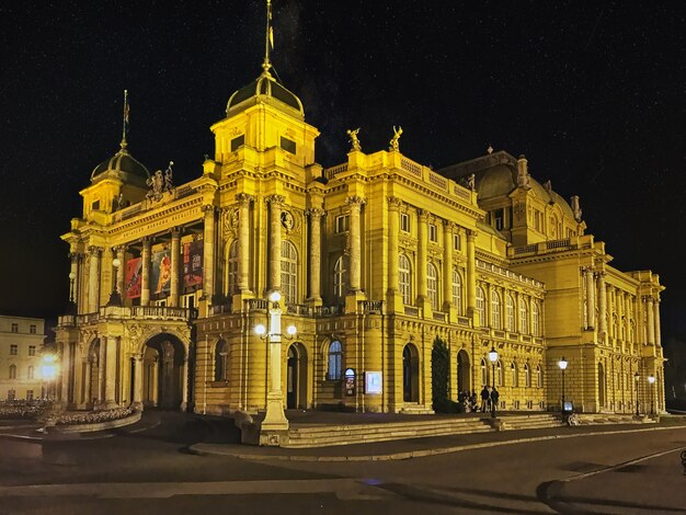 Close-up shot van het Kroatische Nationale Theater in Zagreb 's nachts