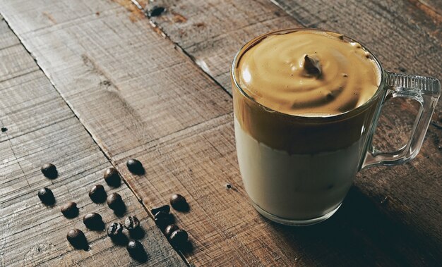 Close-up shot van ijskoude Dalgona-koffie, luchtige romige slagroomkoffie.