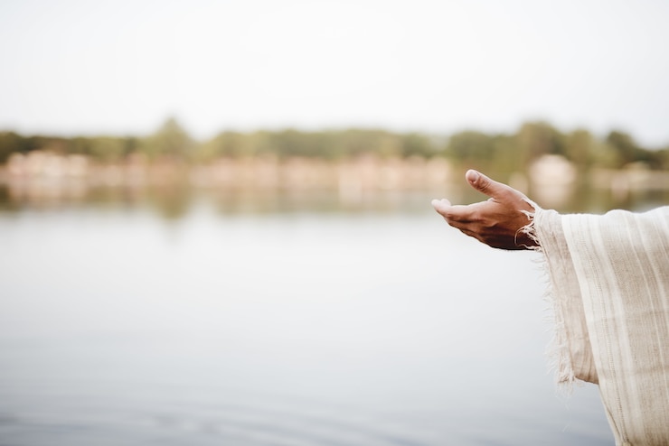 Gratis Foto close-up shot van jezus christus die een handje toesteekt voor hulp