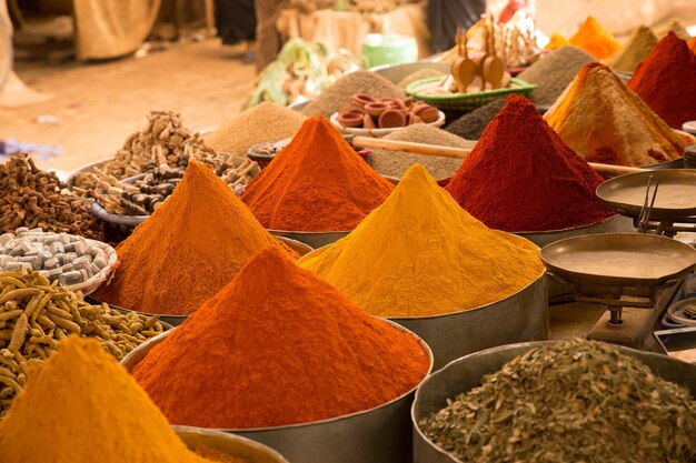 Close-up shot van kleurrijke Aziatische kruiden in de markt met een wazig