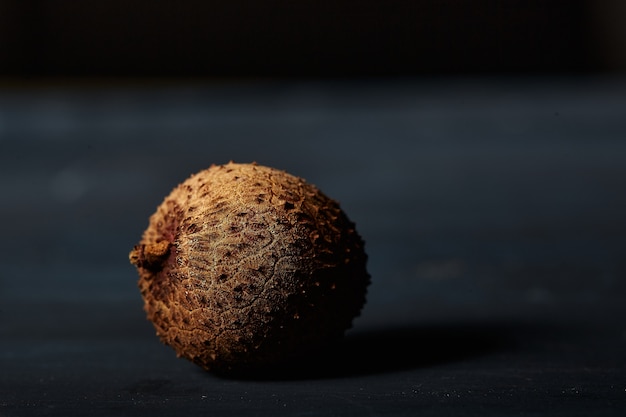 Close-up shot van lychees op zwarte tafel