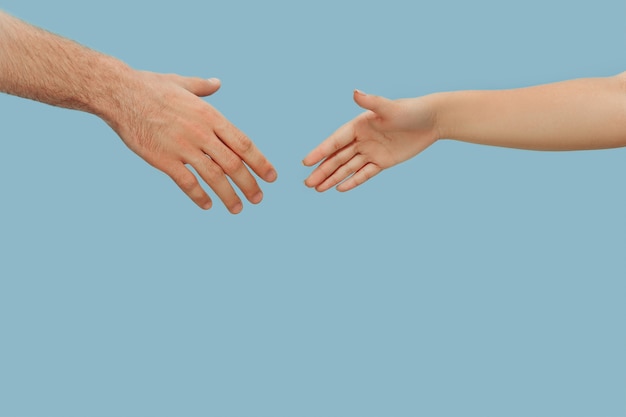 Close-up shot van menselijke hand in hand geïsoleerd. Concept van menselijke relaties, vriendschap, partnerschap. Copyspace.