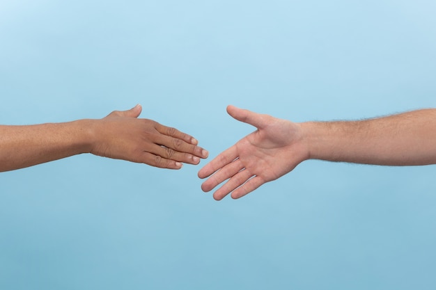 Close-up shot van menselijke hand in hand geïsoleerd. Concept van menselijke relaties, vriendschap, partnerschap, zaken of familie.