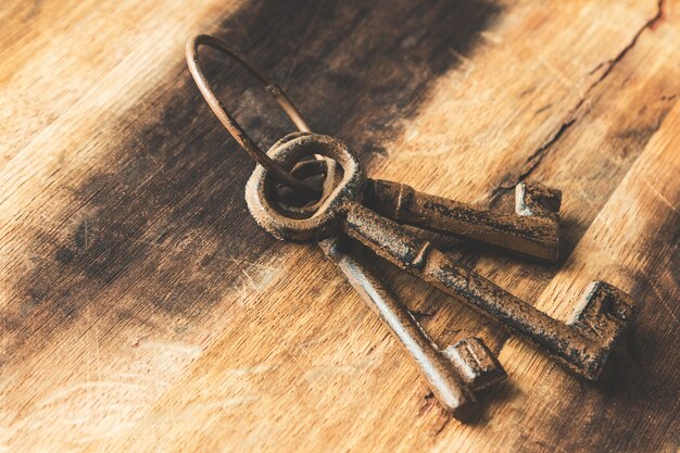 Close-up shot van oude verroeste sleutels op een houten oppervlak