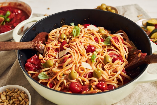 Gratis foto close-up shot van pasta met groenten en ingrediënten op een witte tafel