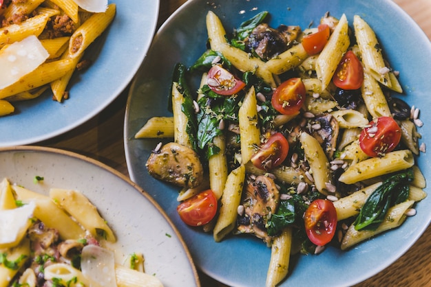 Close-up shot van penne pasta met tomaat