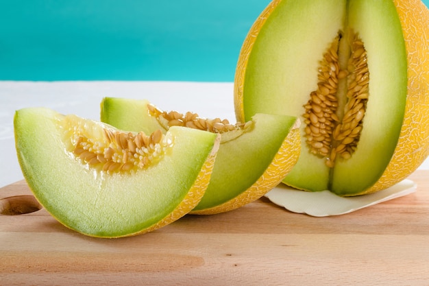 Close-up shot van plakjes meloen op een houten bord