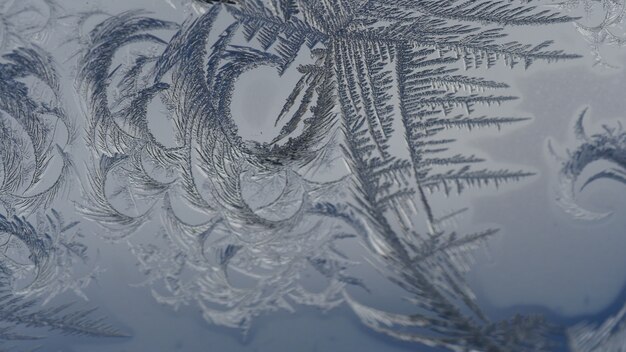 Close-up shot van prachtige vorst patronen en texturen op een glas