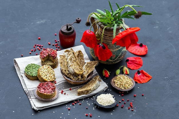 Gratis foto close-up shot van rauw veganistisch brood met papavers op een donker tafelblad