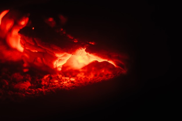 Close-up shot van rood vuur op een zwarte achtergrond - voor achtergronden