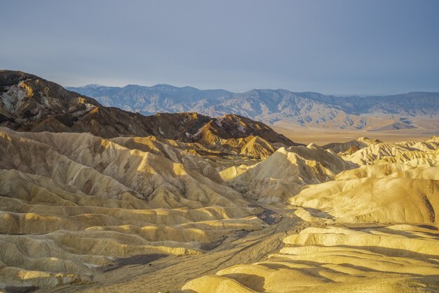 Close-up shot van rotsformaties in de Death Valley, VS