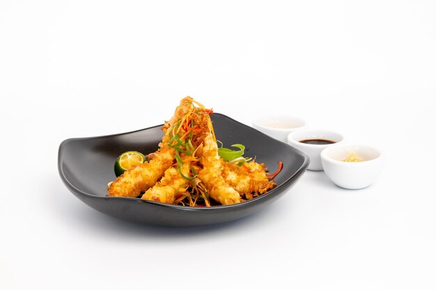 Close-up shot van smakelijke garnalen tempura met saus op een witte achtergrond