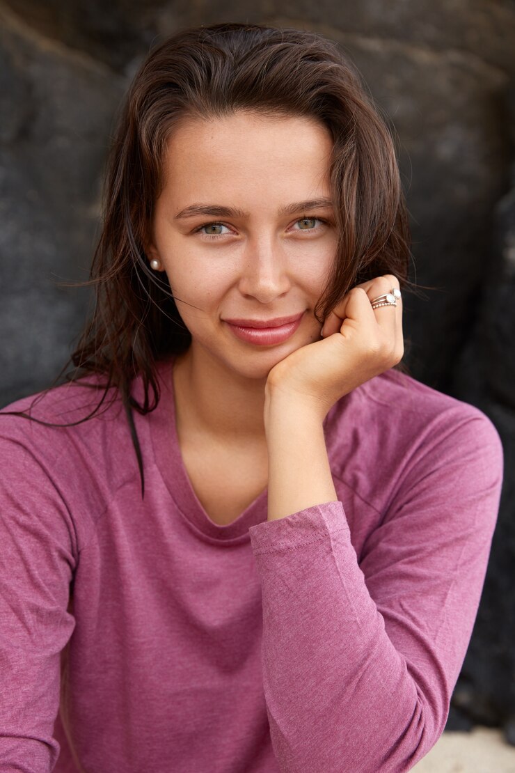 Gratis Foto close-up shot van tevreden brunette vrouw heeft een gezonde huid
