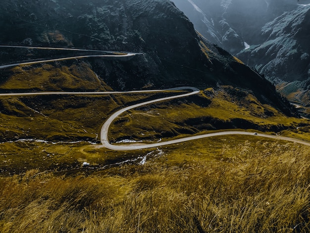 Close-up shot van Transfagarasan snelweg op een zonnige dag