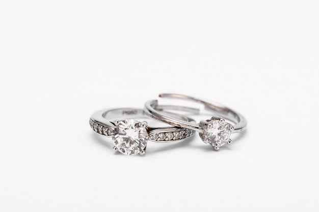 Close-up shot van twee diamanten ringen op een wit oppervlak