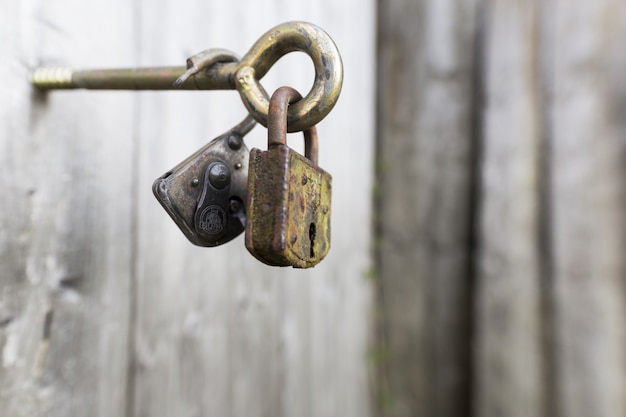 Close-up shot van twee roestige sloten op een metalen handvat