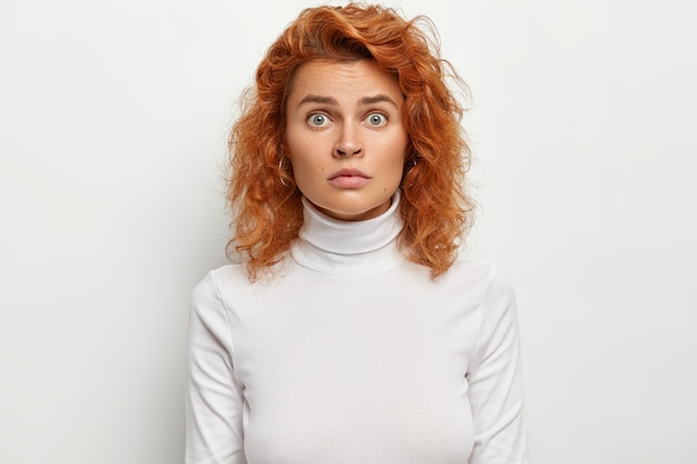 Close-up shot van verrast jonge vrouw heeft nerveuze geschokte uitdrukking