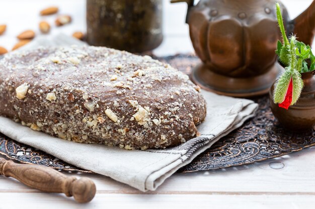 Close-up shot van vers rauw veganistisch brood op een rustieke ondergrond