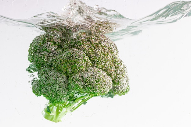 Gratis foto close-up shot van verse broccoli in het water