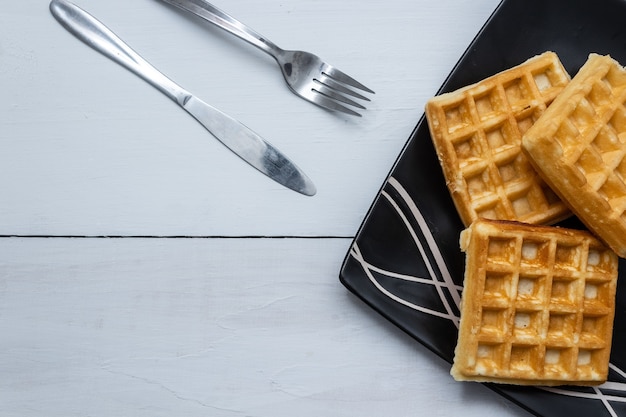 Close-up shot van vierkante wafels op een houten tafel achtergrond