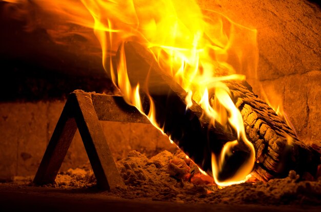 Close-up shot van vuur in een pizza-oven in Italië