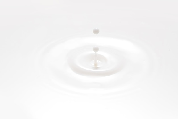 Close-up shot van wat melk die in een glas kabbelt