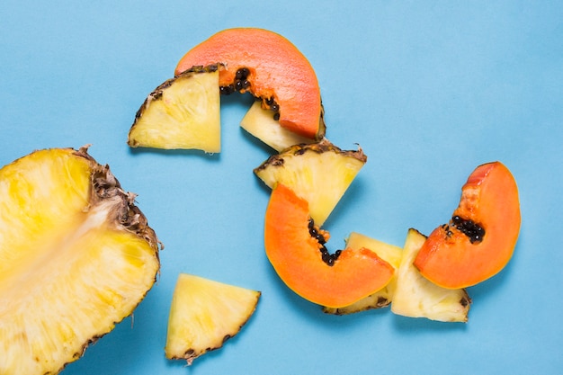 Gratis foto close-up smakelijke ananas en papaya op tafel