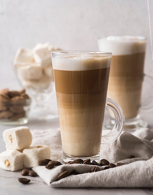 Close-up smakelijke cappuccino met melk