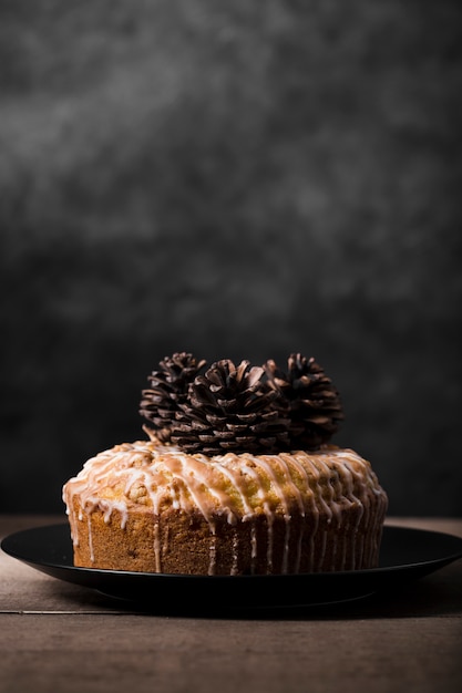 Gratis foto close-up smakelijke eigengemaakte cake met denneappels