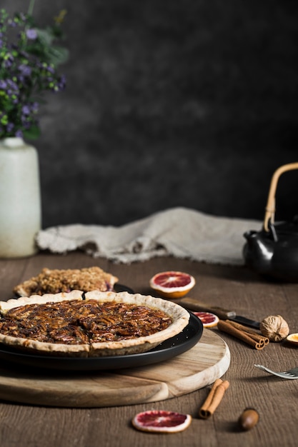 Gratis foto close-up smakelijke handgemaakte pecannoot taart op de tafel