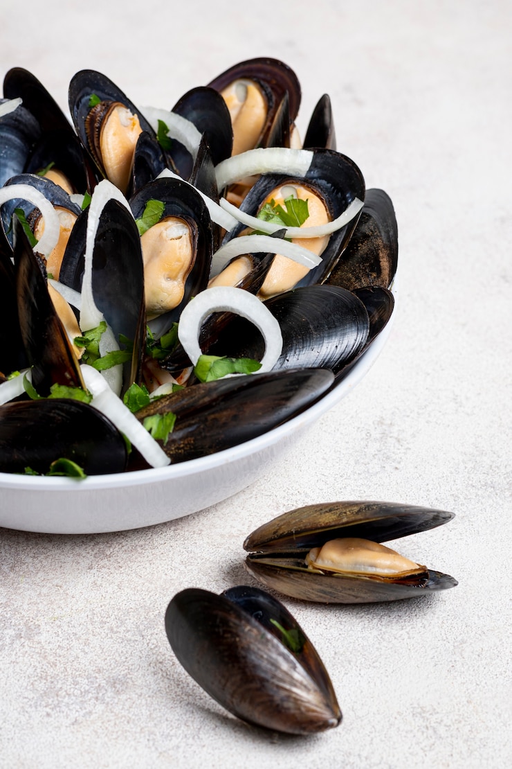 Gratis Foto close-up smakelijke mosselshells op een plaat