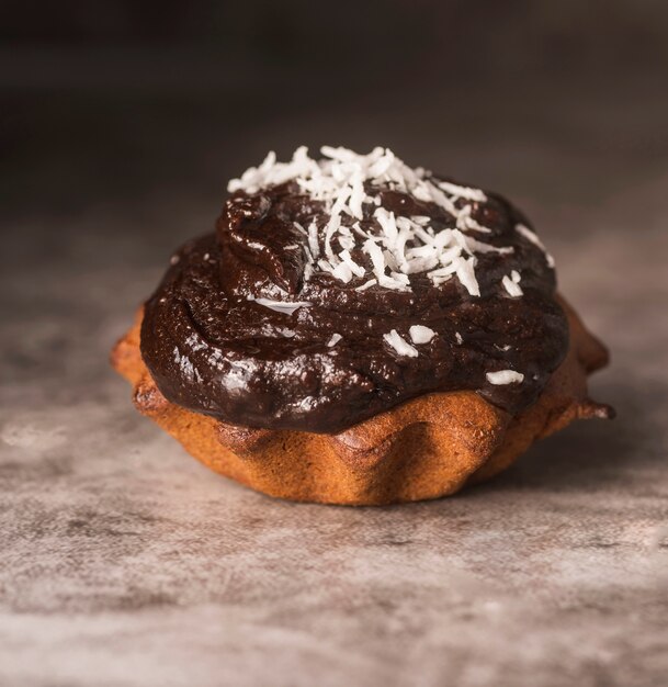 Close-up smakelijke muffin met chocolade