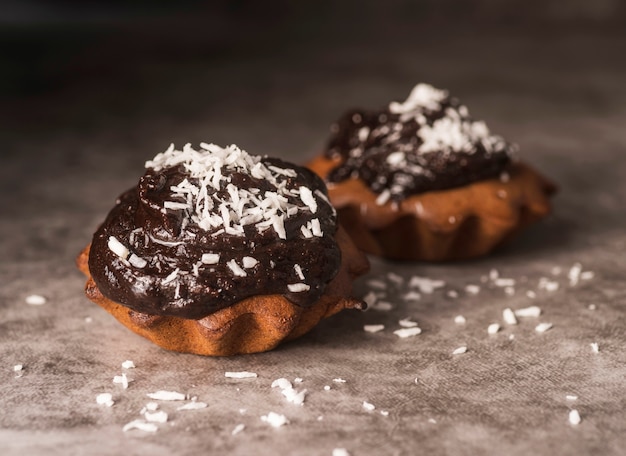 Close-up smakelijke muffins met chocolade