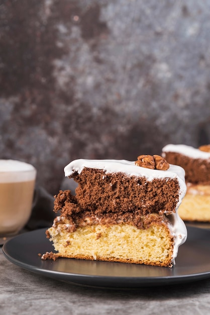 Close-up smakelijke plakje cake op een plaat