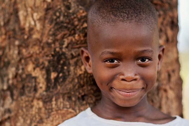 Close-up smiley Afrikaanse jongen buitenshuis