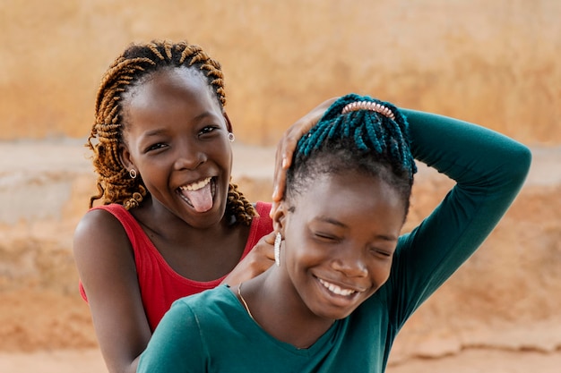 Gratis foto close-up smiley afrikaanse meisjes portret