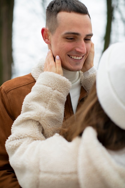 Gratis foto close-up smiley man met vriendin