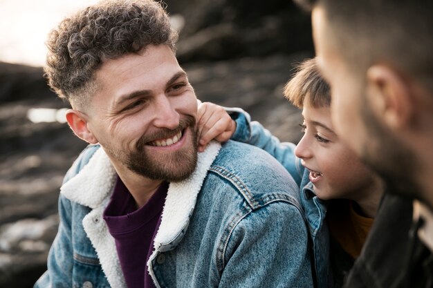 Close-up smiley mannen en jongen