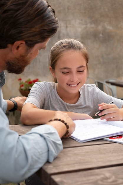 Gratis foto close-up smiley meisje huiswerk