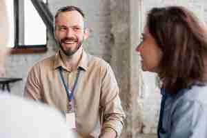 Gratis foto close-up smiley mensen bij groepstherapie