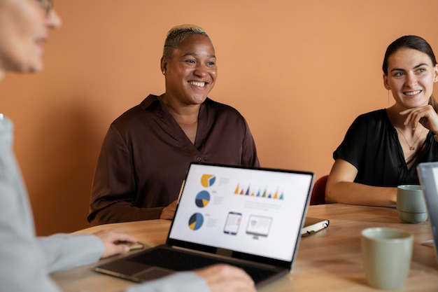 Gratis foto close-up smiley mensen op het werk