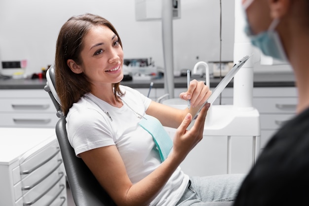 Gratis foto close-up smiley patiënt bij tandarts controle