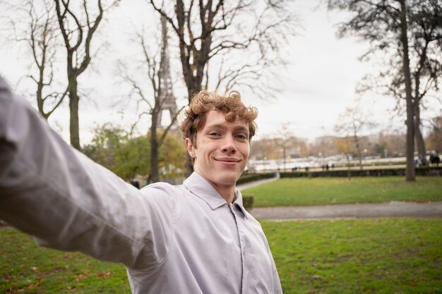 Close-up smiley tiener die selfie maakt