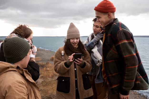 Gratis foto close-up smiley tieners aan zee