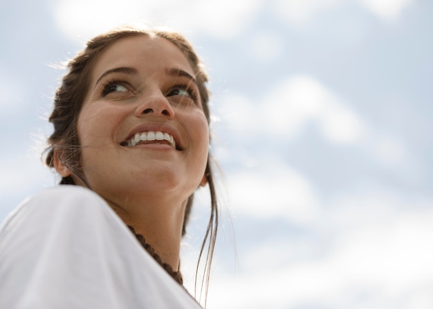 Gratis foto close-up smiley vrouw buitenshuis