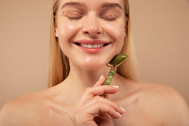 Close-up smiley vrouw gezicht masseren