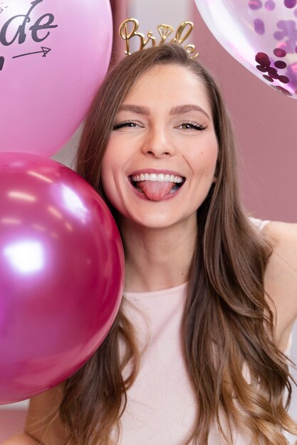 Close-up smiley vrouw met ballonnen