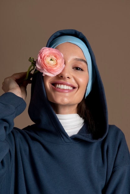 Gratis foto close-up smiley vrouw met bloem