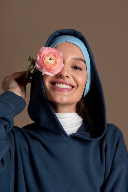 Close-up smiley vrouw met bloem