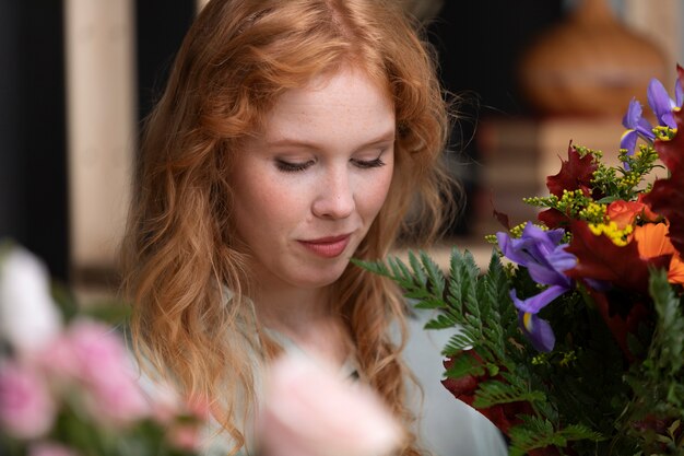 Close-up smiley vrouw met bloemen